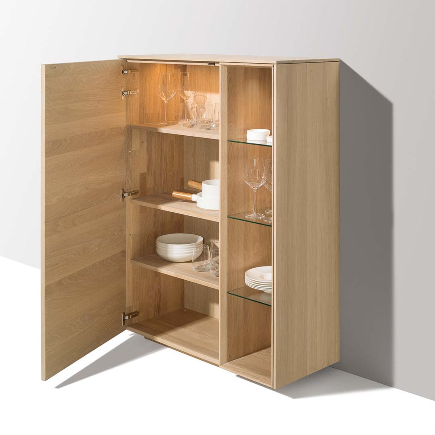 Highboard filigno con anta aperta e suddivisione interna Highboard filigno con anta aperta e suddivisione interna