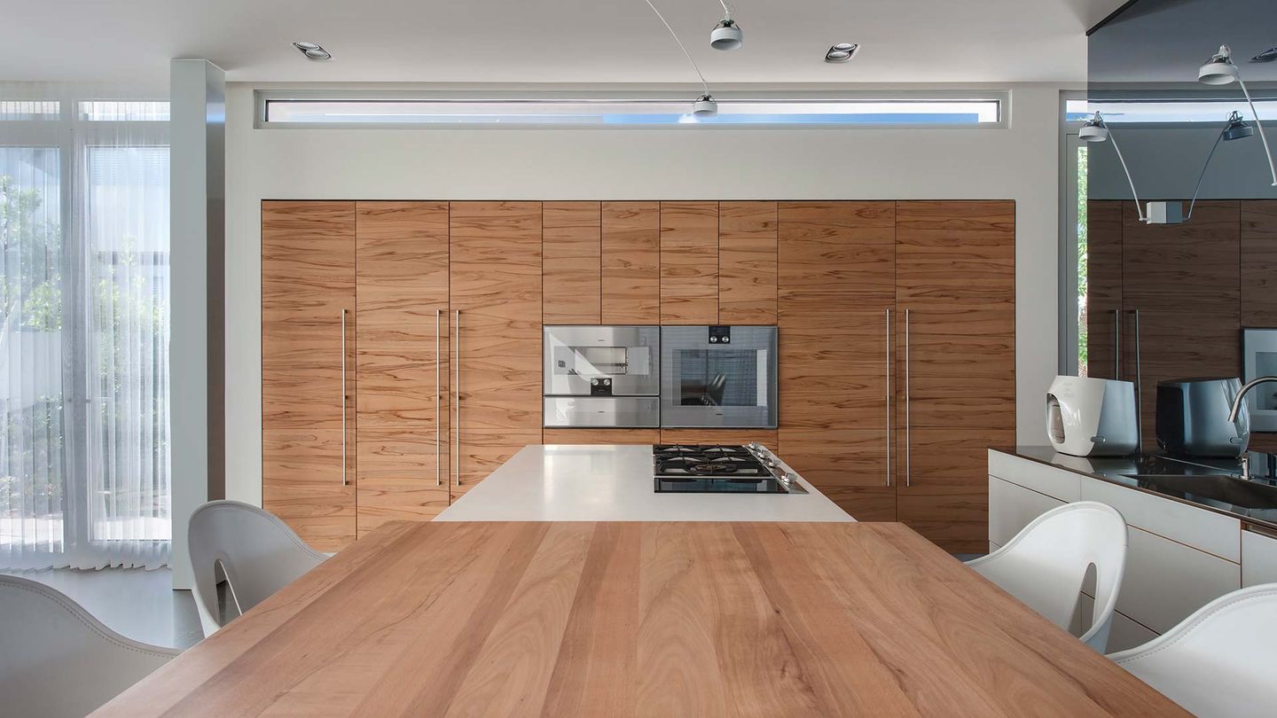 Cuisine vao de TEAM 7 vue de face dans une maison privée Cuisine vao de TEAM 7 vue de face dans une maison privée