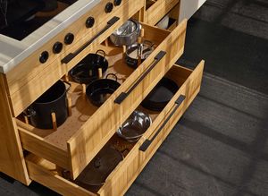 tiroir pour casseroles dans la cuisine echt.zeit TEAM 7 en chêne tiroir pour casseroles dans la cuisine echt.zeit TEAM 7 en chêne