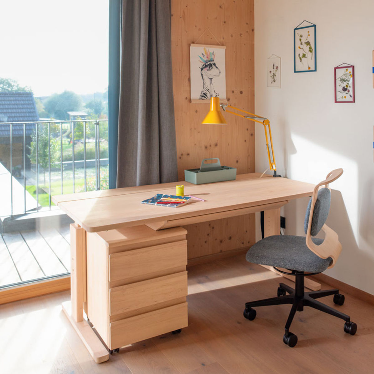 kids Schreibtisch mit Drehstuhl in Erle Weißöl bei TEAM 7 Düsseldorf kids Schreibtisch mit Drehstuhl in Erle Weißöl bei TEAM 7 Düsseldorf