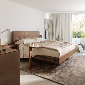 Letto in legno naturale float di TEAM 7 con tavolino loup Letto in legno naturale float di TEAM 7 con tavolino loup