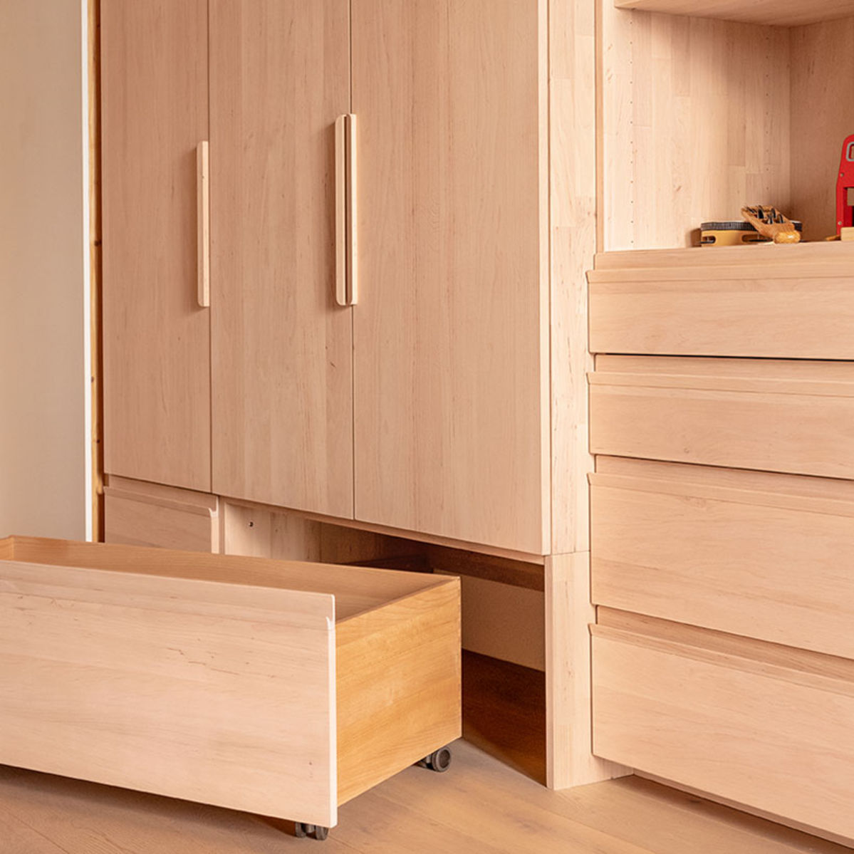 kids Kleiderschrank mit Rolllade in Erle Weißöl bei TEAM 7 Düsseldorf kids Kleiderschrank mit Rolllade in Erle Weißöl bei TEAM 7 Düsseldorf