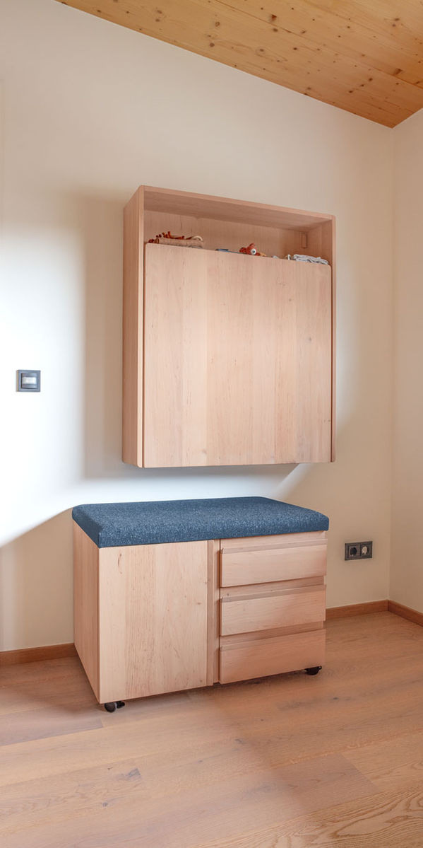 kids Wandmodul als Wickelkonsole mit Rollcontainer in Erle Weißöl bei TEAM 7 St. Johann kids Wandmodul als Wickelkonsole mit Rollcontainer in Erle Weißöl bei TEAM 7 St. Johann