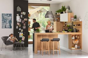 Holzküche l1 in Erle mit ark Barhocker