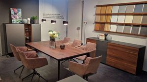 Team7-Dortmund-Exhibition-Slider-tak-Eating-Group-Walnut TEAM 7 tak table and cubus pure sideboard and highboard in walnut and grand lui chairs in the TEAM 7 showroom in Dortmund