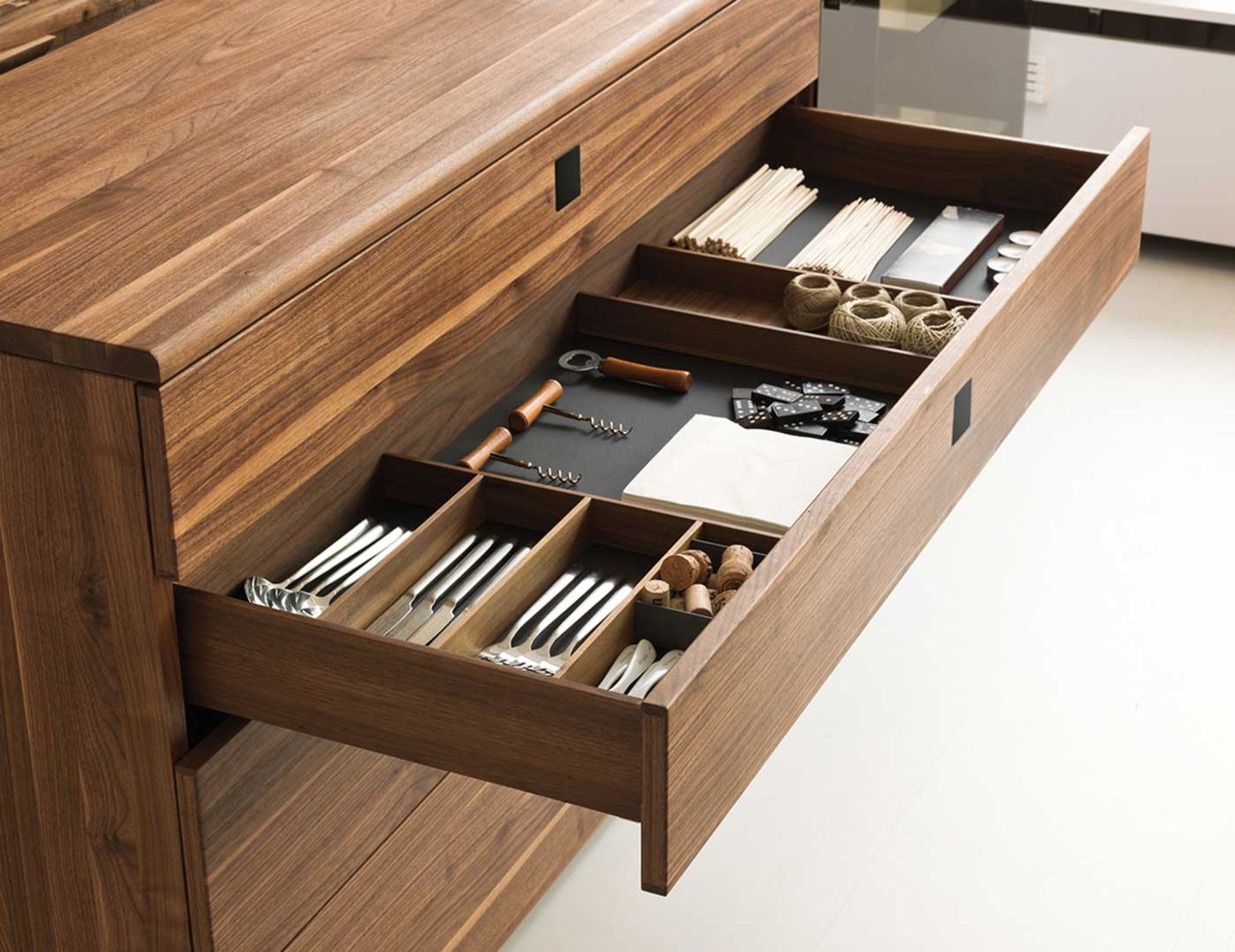 Буфет „nox“ их натурального дерева с практичным внутренним делением Буфет „nox“ их натурального дерева с практичным внутренним делением