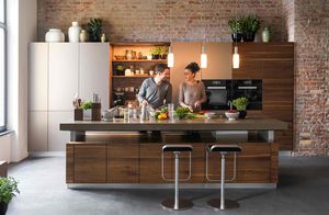 Kochinsel k7 in Nussbaum von TEAM 7 mit Paar beim Kochen