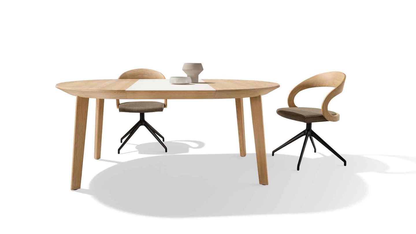 miró Auszugstisch in Eiche Weißöl mit girado Stühlen miró Auszugstisch in Eiche Weißöl mit girado Stühlen