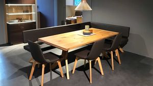 yps Tisch und Eckbank mit lui Stühlen bei TEAM 7 Berlin. yps Tisch und Eckbank mit lui Stühlen bei TEAM 7 Berlin.