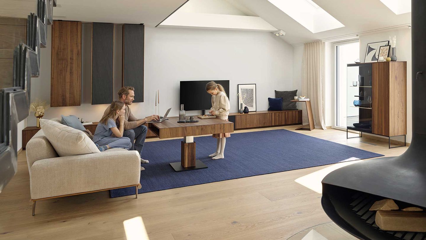 Parete attrezzata filigno e tavolino basso lift in noce TEAM 7 Parete attrezzata filigno e tavolino basso lift in noce TEAM 7