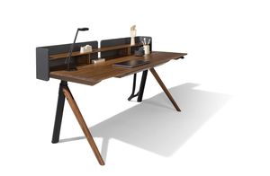 pisa Schreibtisch von TEAM 7 in Nussbaum. pisa Schreibtisch von TEAM 7 in Nussbaum.