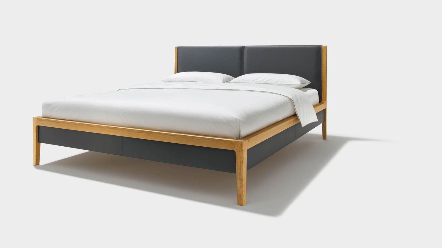 Деревянная кровать с кожаными изголовьем и обрамлением Деревянная кровать с кожаными изголовьем и обрамлением