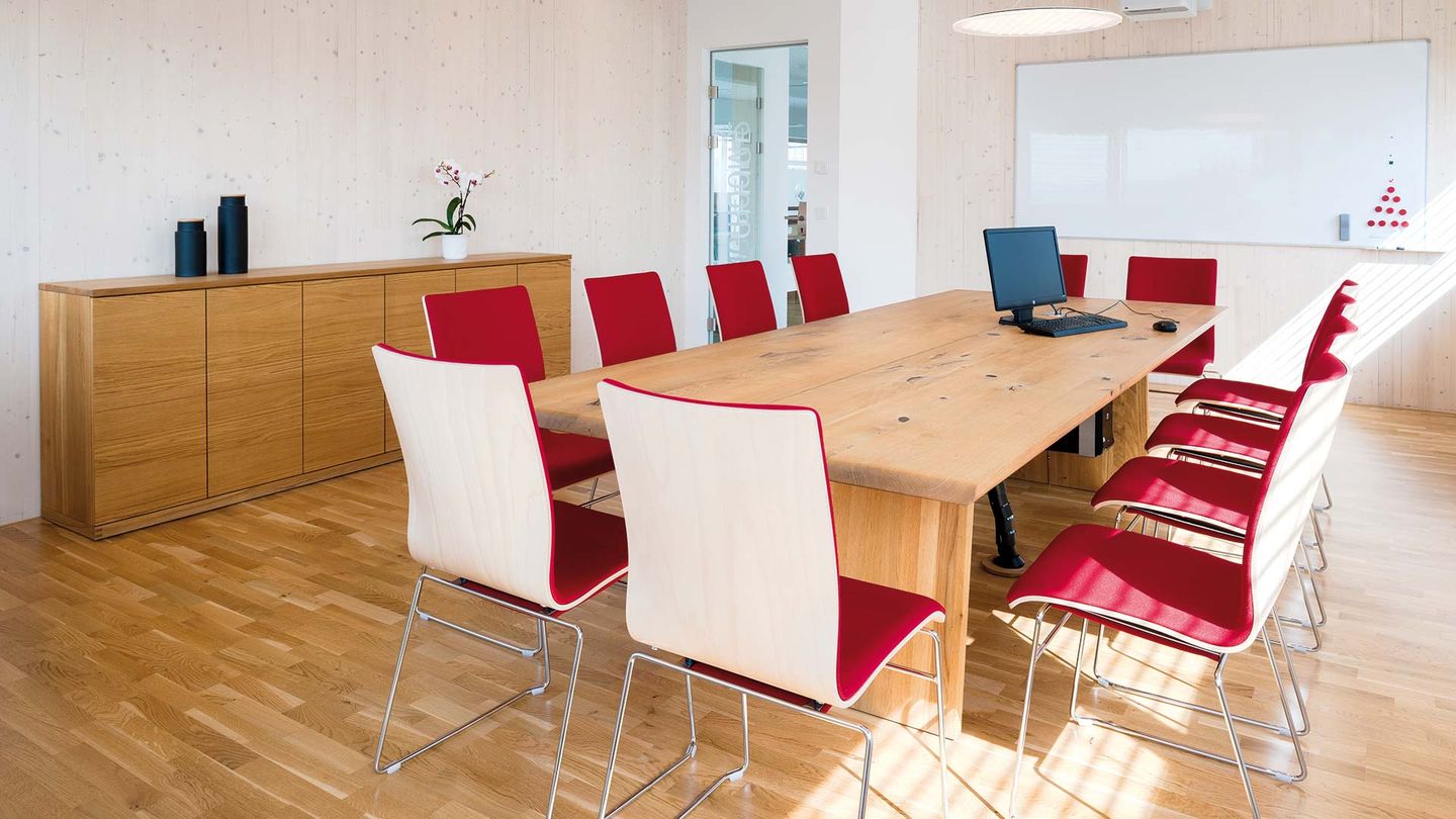 TEAM 7 nox Tisch im Besprechungsraum der Firma Hafnertec