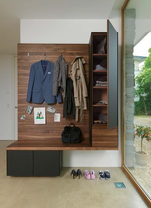 Дизайнерский гардероб „cubus pure“ из орехового дерева Дизайнерский гардероб „cubus pure“ из орехового дерева