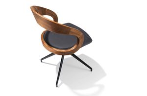 girado Stuhl in Nussbaum mit schwarzem Drehgestell schräg von hinten