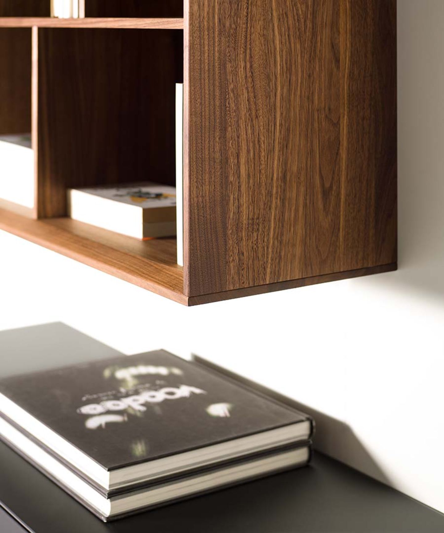 Wohnwand cubus pure aus Naturholz mit handwerklichen Details Wohnwand cubus pure aus Naturholz mit handwerklichen Details