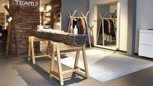 Baumstamm in der Austellung von TEAM 7 Münster Baumstamm in der Austellung von TEAM 7 Münster