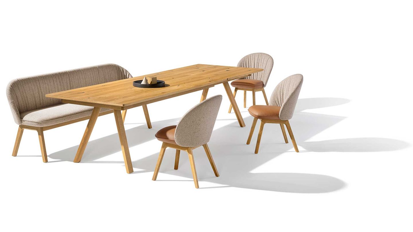 taso table with flor bench and chairs