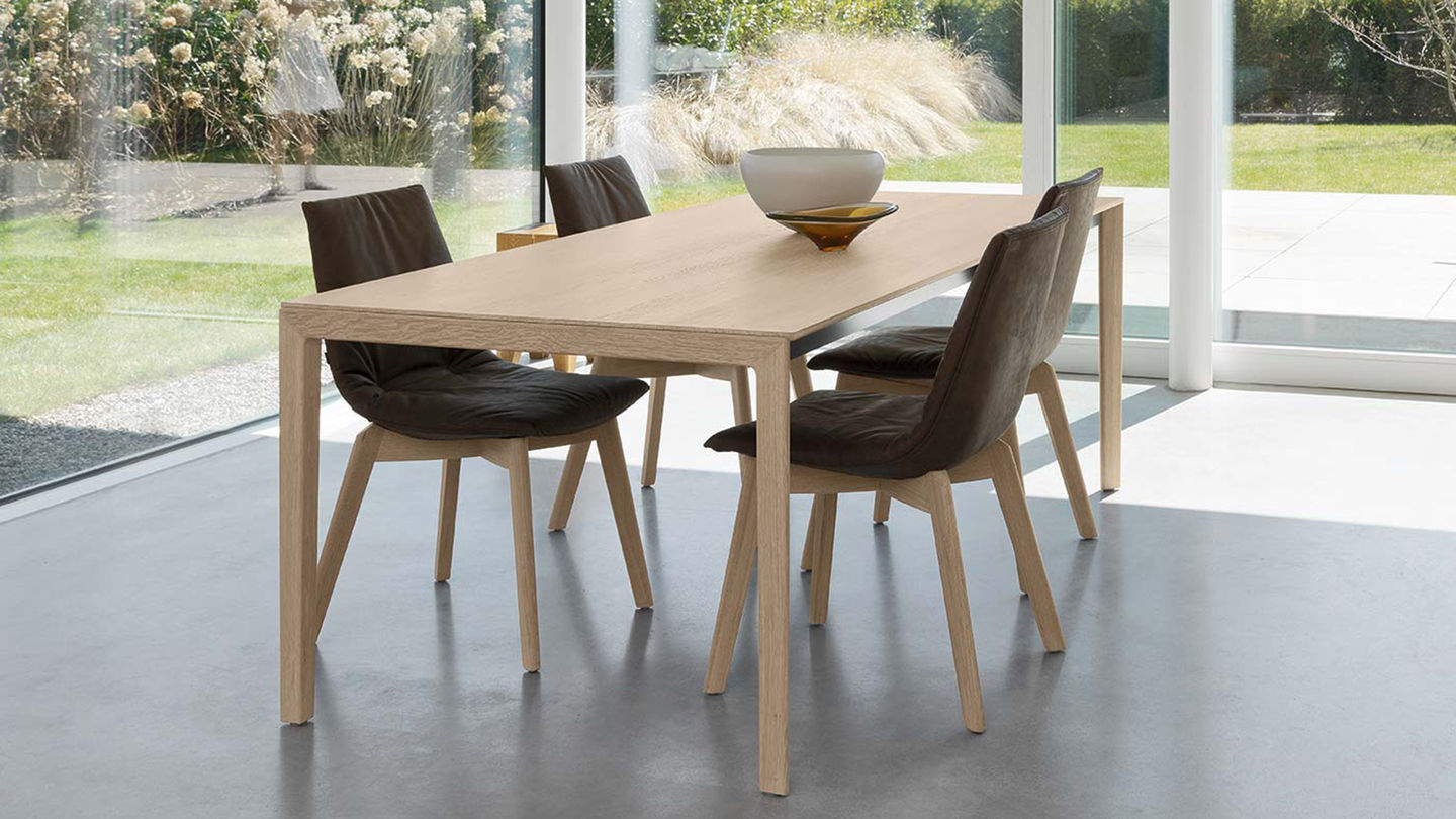 design dining table tak wood legs and lui chaire with wood legs