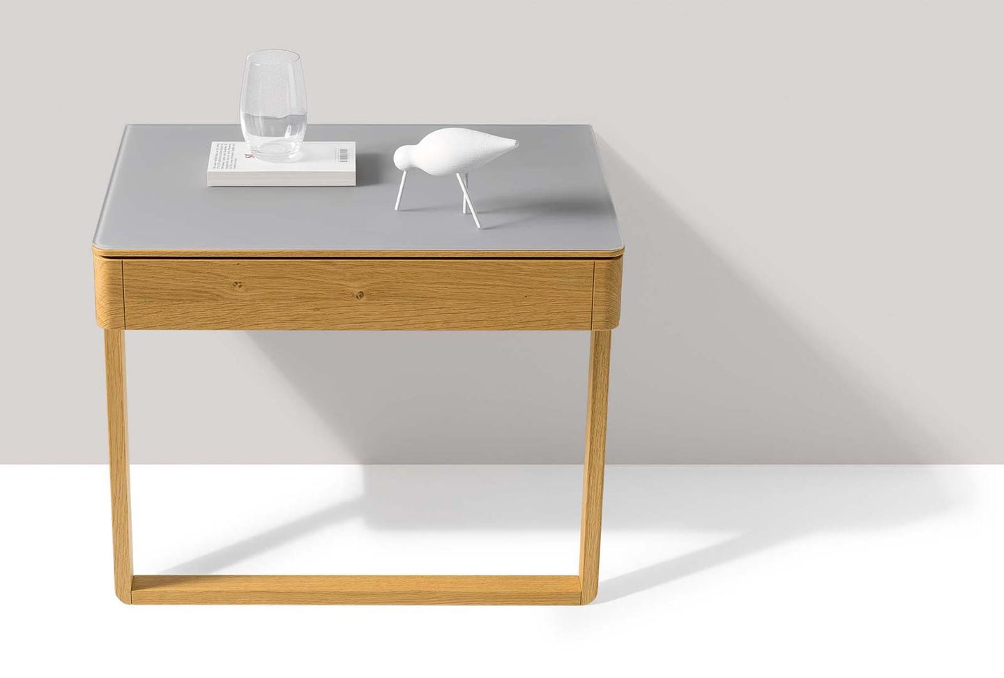 Comodini float in legno con superficie in vetro e base in legno Comodini float in legno con superficie in vetro e base in legno