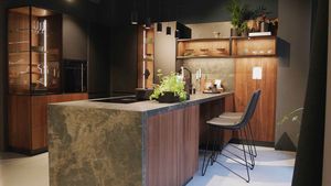 linee Naturholzküche mit lui Barstuhl im TEAM 7 Store Hamburg linee Naturholzküche mit lui Barstuhl im TEAM 7 Store Hamburg