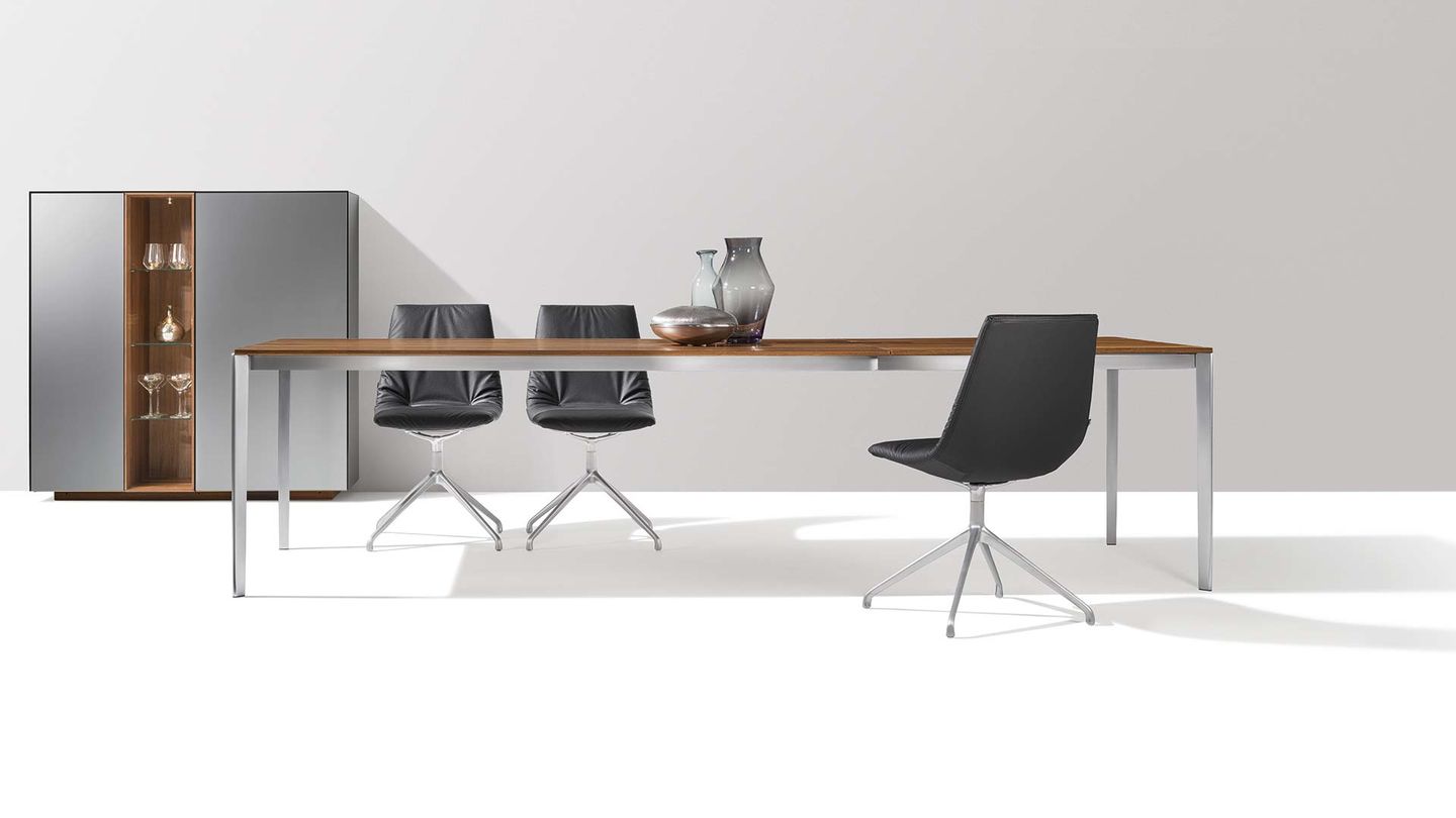 Tavolo allungabile tak in legno naturale con base in metallo Tavolo allungabile tak in legno naturale con base in metallo