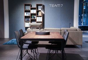 tak Tisch in Nussbaum mit lui Stühlen bei TEAM 7 Berlin. tak Tisch in Nussbaum mit lui Stühlen bei TEAM 7 Berlin.