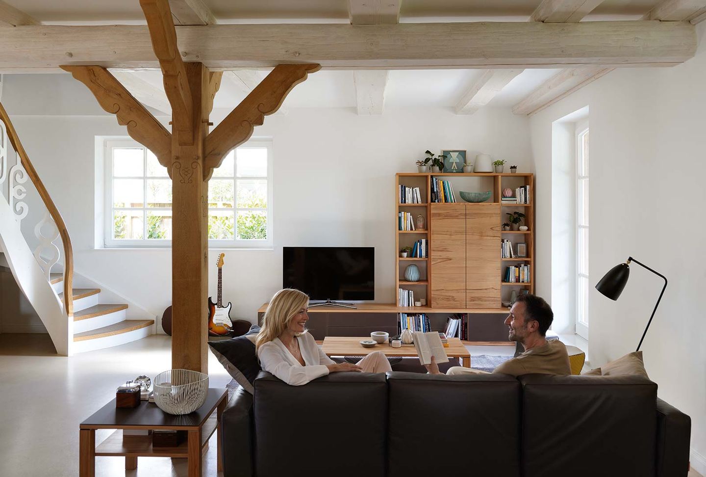 Parete attrezzata cubus con legno chiaro e vetro colorato Parete attrezzata cubus con legno chiaro e vetro colorato