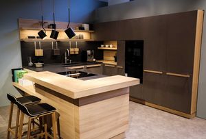 cera line Küche in Eiche Weiß mit ark Barhocker. cera line Küche in Eiche Weiß mit ark Barhocker.