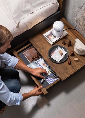 Konsole mit Lade in Nussbaum Konsole mit Lade in Nussbaum