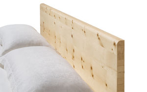 Массивная деревянная кровать „nox“ с деревянным изголовьем из сосны Массивная деревянная кровать „nox“ с деревянным изголовьем из сосны