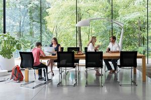 Auszugstisch massiv magnum mit Stuhl Freischwinger Stricktex von TEAM 7