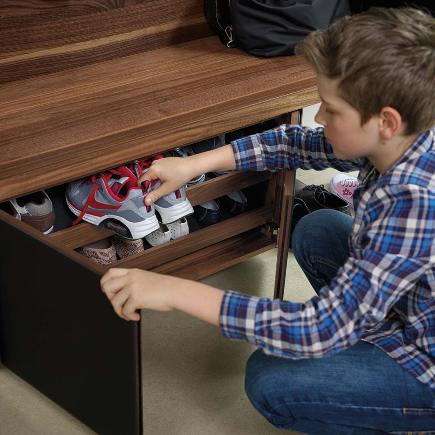 Guardaroba in massello cubus pure con portascarpe Guardaroba in massello cubus pure con portascarpe