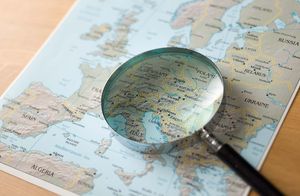 Landkarte von Europa mit darauf liegender Lupe