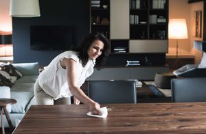 Reinigung der Naturholzoberfläche mit Vliesstofftuch