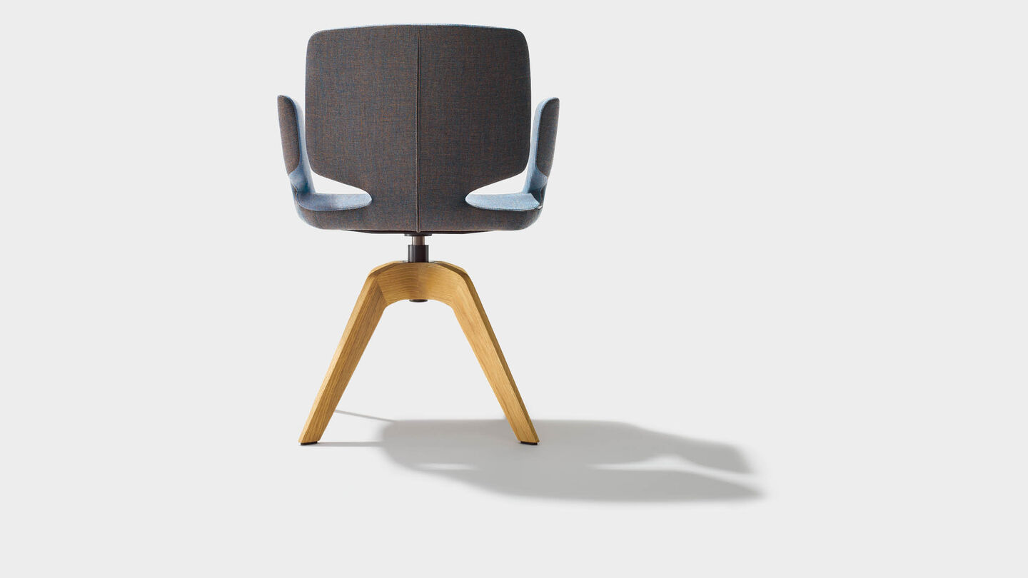 Siège pivotant aye en tissu avec piétement en bois naturel et accoudoirs vu de derrière Siège pivotant aye en tissu avec piétement en bois naturel et accoudoirs vu de derrière