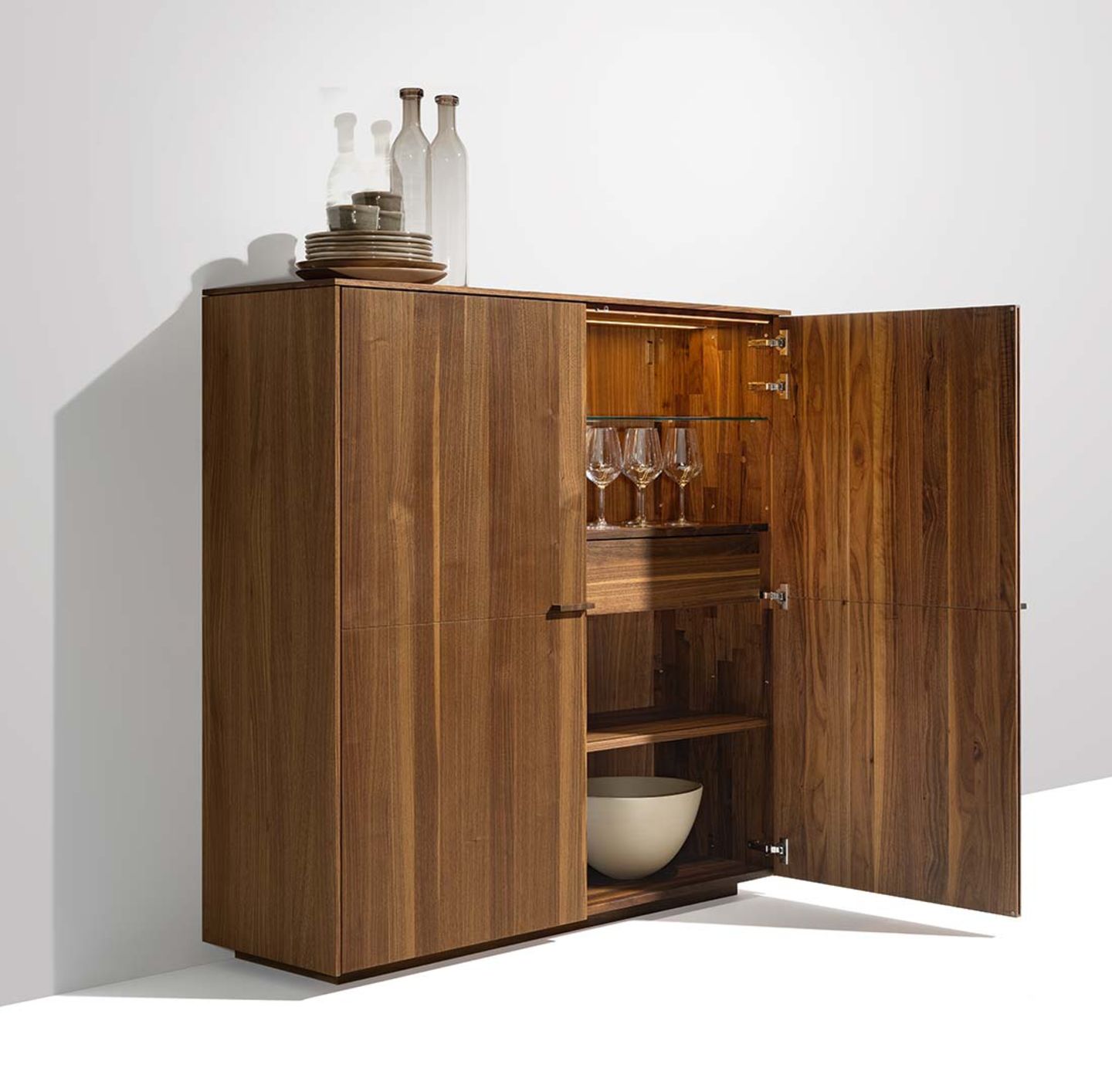 Сервант filigno с деревянными фасадами с вертикальной или горизонтальной текстурой Сервант filigno с деревянными фасадами с вертикальной или горизонтальной текстурой