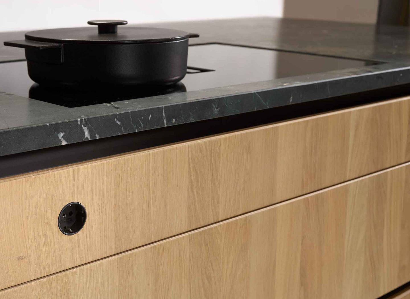 praktische Steckdose in der pur Küchenfront integriert praktische Steckdose in der pur Küchenfront integriert