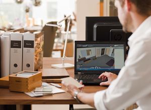 Conseiller en ameublement TEAM 7 en pleine planification des meubles Conseiller en ameublement TEAM 7 en pleine planification des meubles