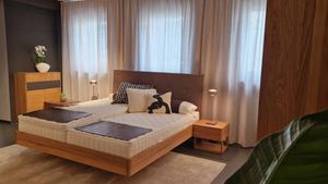 Team7-Dortmund-Exhibition-Slider-float-Bed-Oak TEAM 7 float bed in natural oak oil in the TEAM 7 showroom in Dortmund