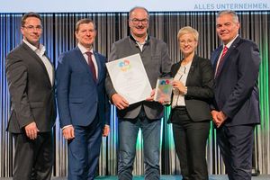 Lambert Ohnmacht von TEAM 7 nimmt ineo Award 2019 entgegen.